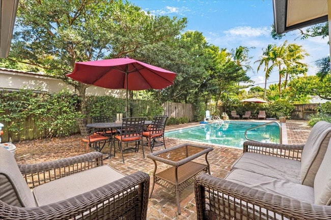 Building Photo - 426 NE 8th Ave