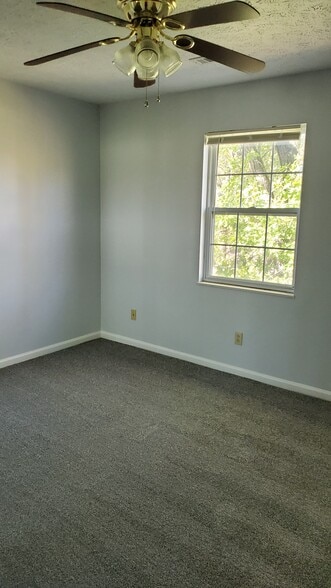 Master bedroom 2 closets - 1503 5th St