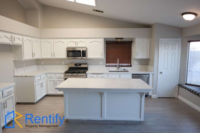 Building Photo - Updated! 4BD/2BA Home in SW Bakersfield