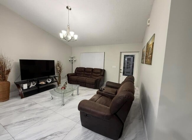 Building Photo - 1082 SW Bellevue Ave