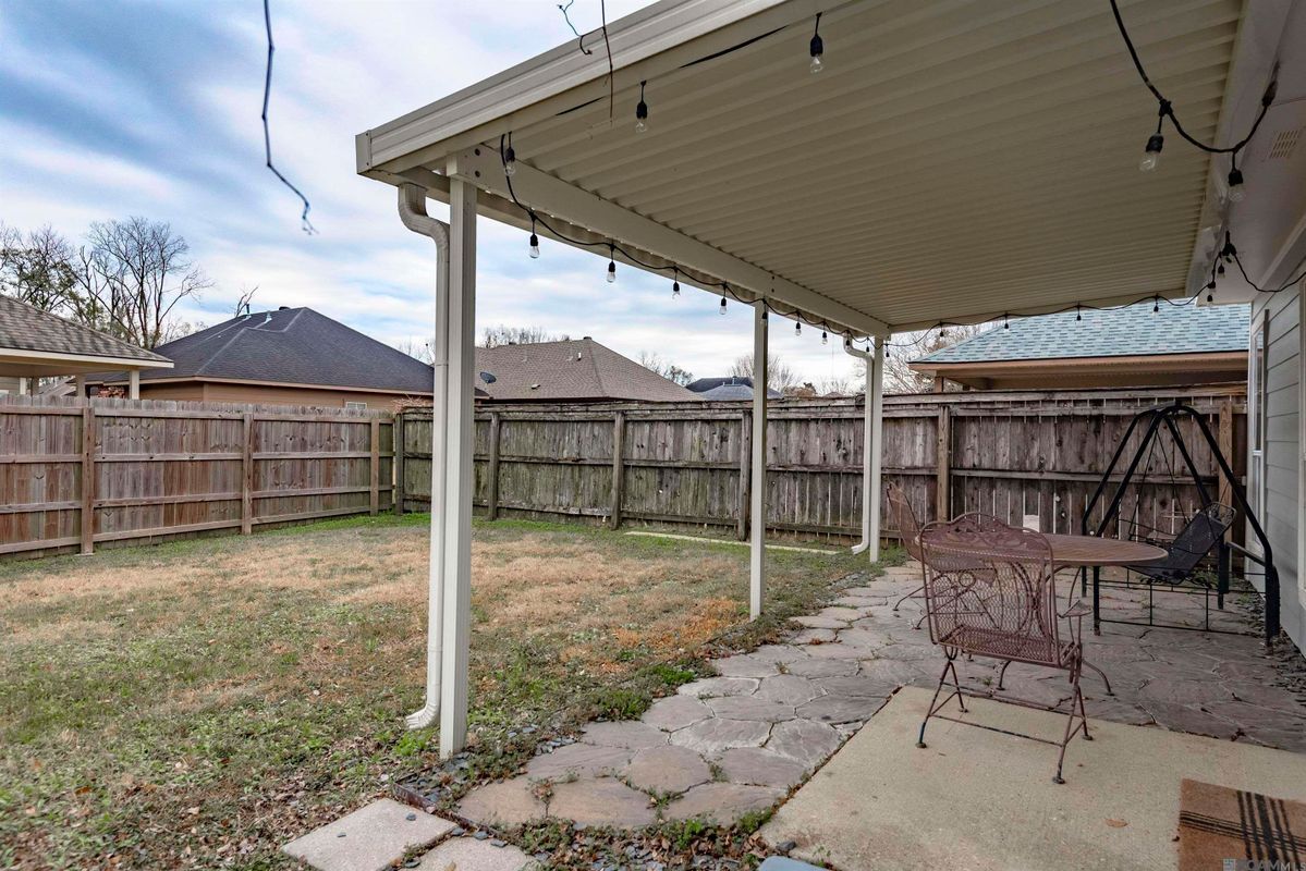 Building Photo - 5545 Ducros Dr