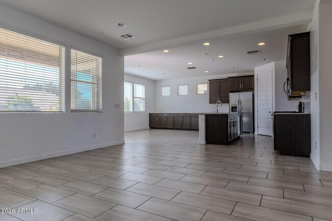 Building Photo - 9115 W Glenrosa Ave