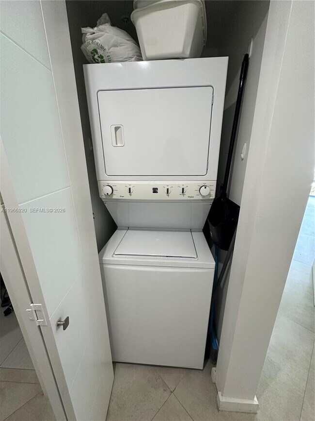 Building Photo - 1010 SW 2nd Ave