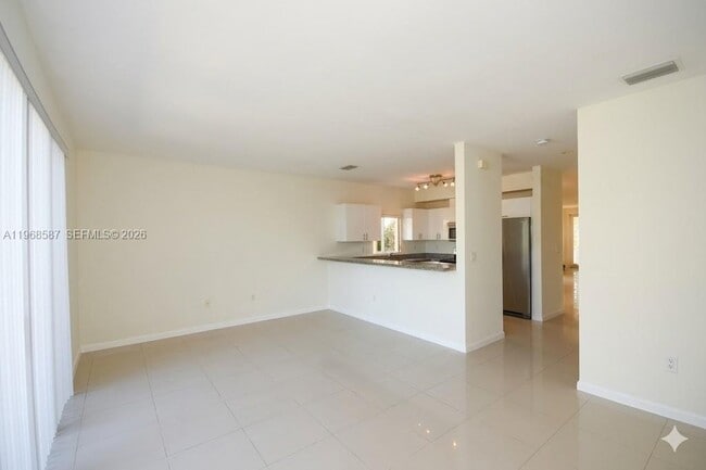 Building Photo - 2780 SW 33rd Ave
