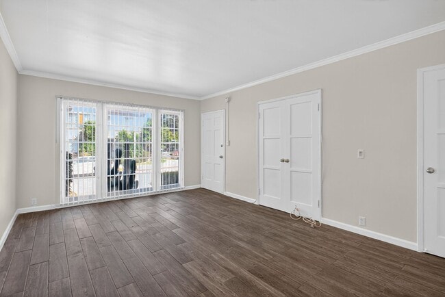 Building Photo - 4141-4147 S Bronson Ave