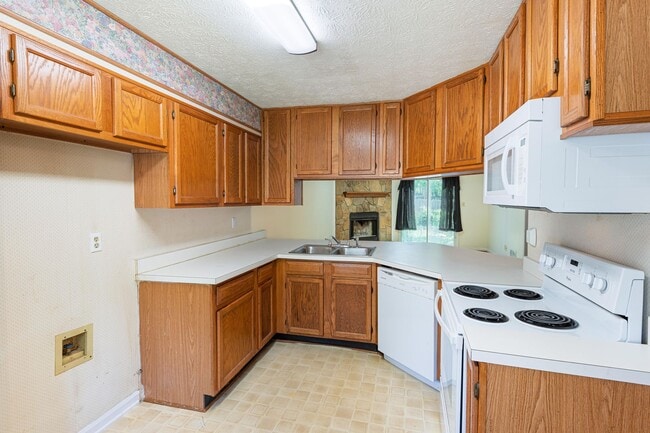 Building Photo - Updated 2BR Townhome Near Clayton State with Fenced Yard