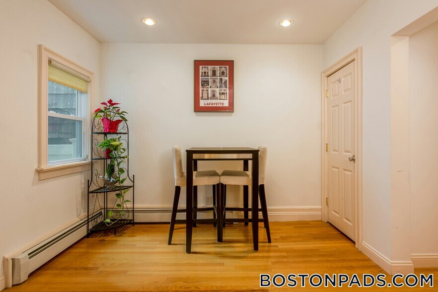 Building Photo - 162 L St