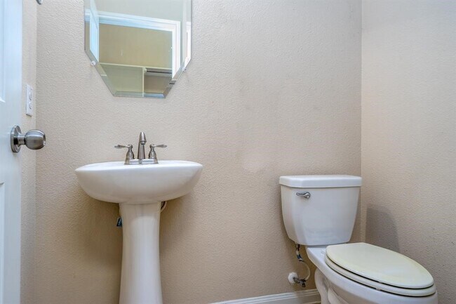 Building Photo - 1906 Howth Ave