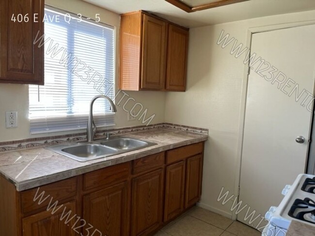 Building Photo - 2BD/1BTH SECOND FLOOR APARTMENT EAST PALMDALE