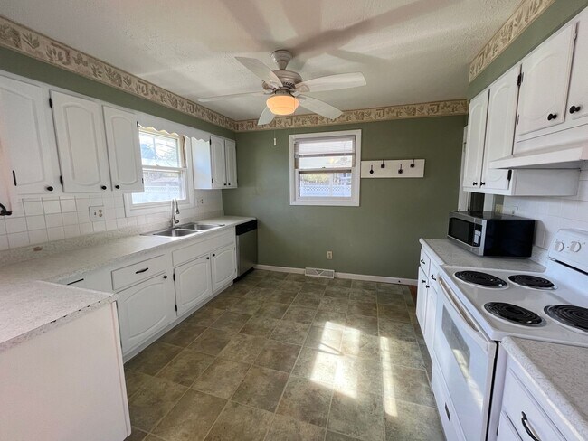 Building Photo - 3-bedroom, 1.5 bathroom unfurnished home in Saint Joseph