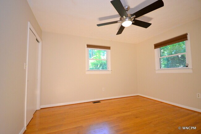 Building Photo - 17 Laurel Park Dr
