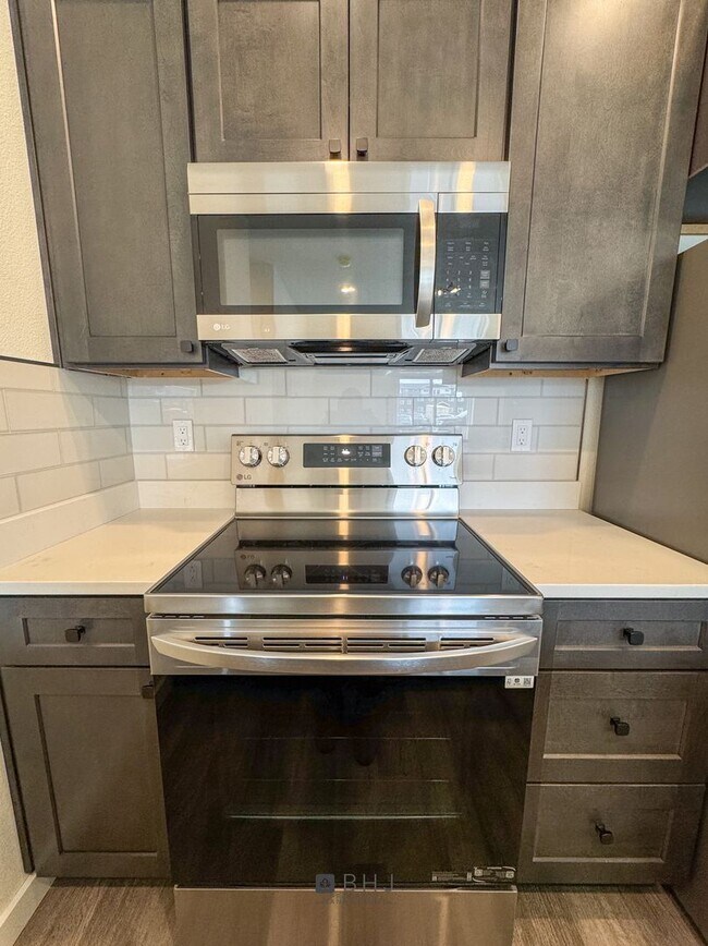 Building Photo - BRAND NEW Pet Friendly 1 bed/ 1 bath apart...