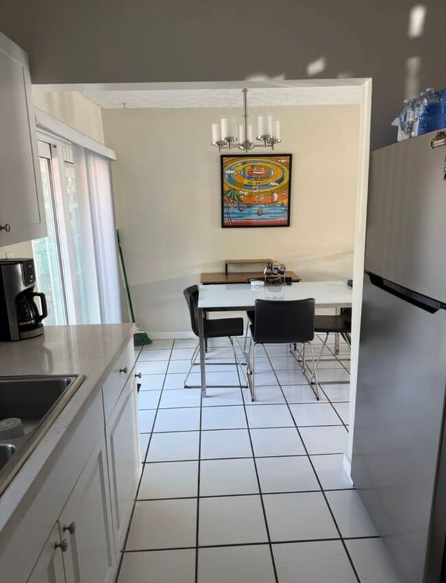 Building Photo - Private Bedroom w/ Private Bath in Spacious 1,100 Sq Ft Home – Prime Location