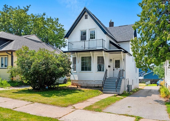 Building Photo - 4 Bedroom Single Family Home Available - Green Bay!