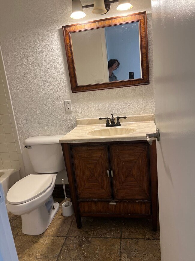 Building Photo - Beautiful Apartment in Gated Community FULL SIZE washer/dryer