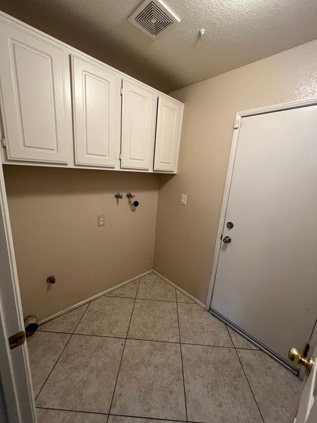 Building Photo - Spacious 3-Bedroom Home with Loft, 3-Car Garage & Large Backyard in Desirable South Loma Linda