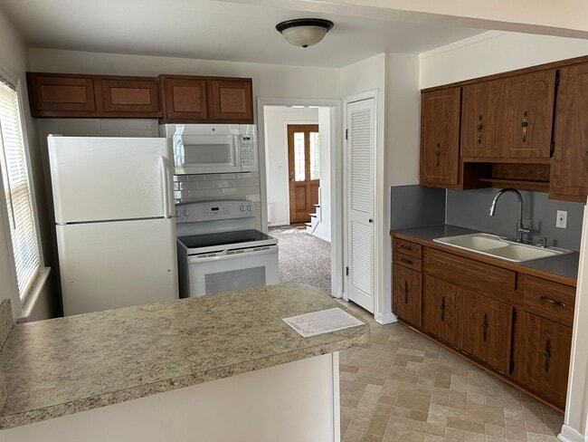 Building Photo - 3 Bed Home for rent!