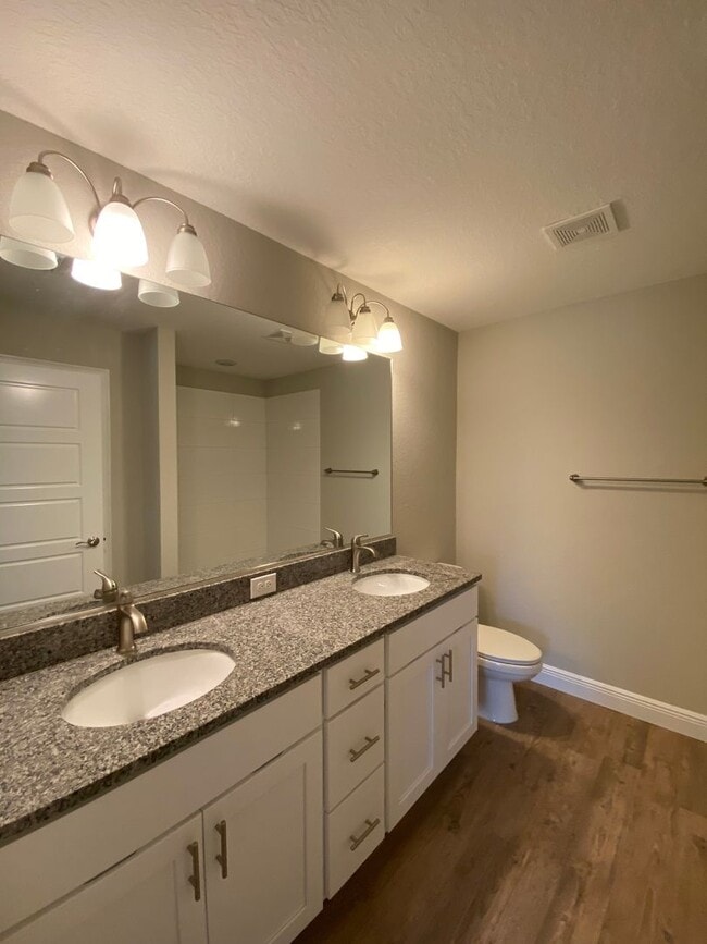 Building Photo - Custom Home - Desirable SE Ocala Neighborhood 3/2/2 **Won't Last**