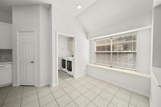 Building Photo - 83 Hidden Meadow Dr