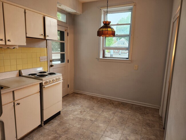 Kitchen - 201 Kelker St