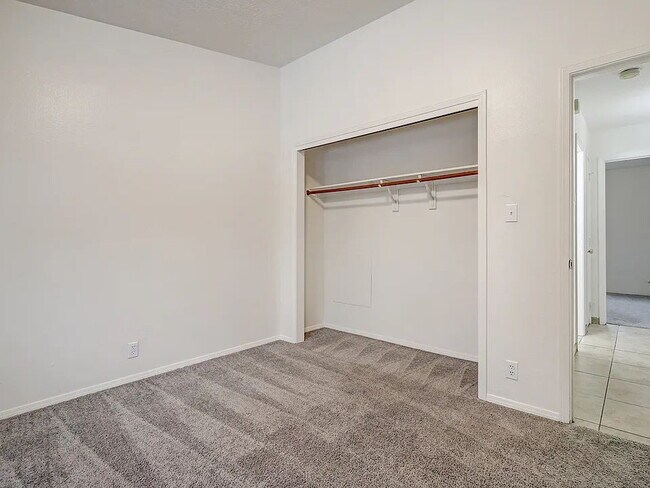 Building Photo - "Spacious 4-Bedroom Gem on Quartz Dr – Your Ideal Albuquerque Retreat!"