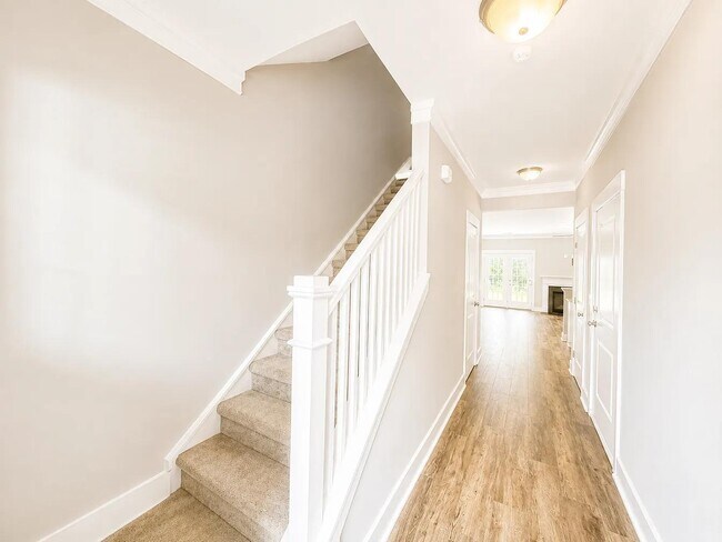 Building Photo - 722 Elmbrook Dr