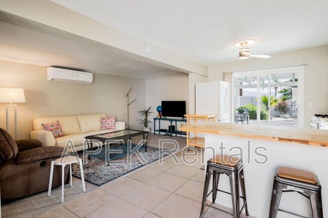 Building Photo - 477 E Vía Colusa