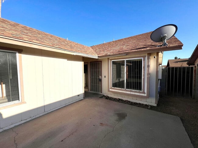 Building Photo - 953 W Emelita Cir