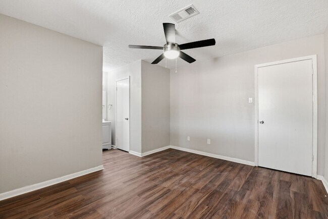 Building Photo - 3120 Royal St