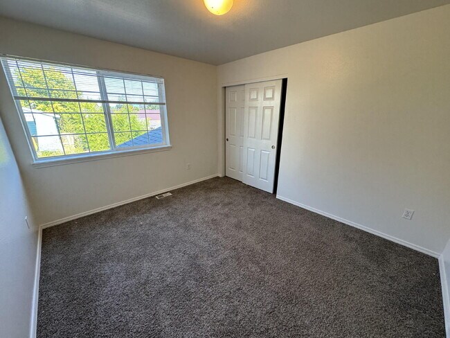 Building Photo - 3 bedroom, 2.5 bath Townhouse