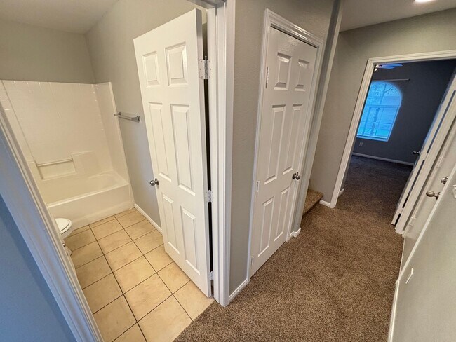 Building Photo - Beautiful Trilevel 3 Bed/3bath/2 car home located in Northwest Las Vegas --Enjoy Rent-Free Holidays!