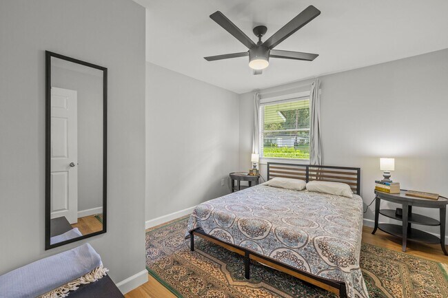 Building Photo - BEAUTIFULLY REMODELED, CONVIENENTLY LOCATE...