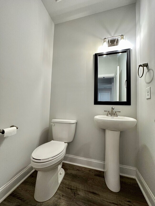 Building Photo - Beautiful Townhome with 3 bedrooms, three ...