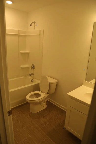 Building Photo - Room in Townhome on Thornton Dr