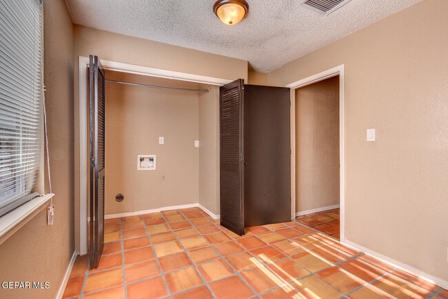 Building Photo - 5572 Fernwood Cir