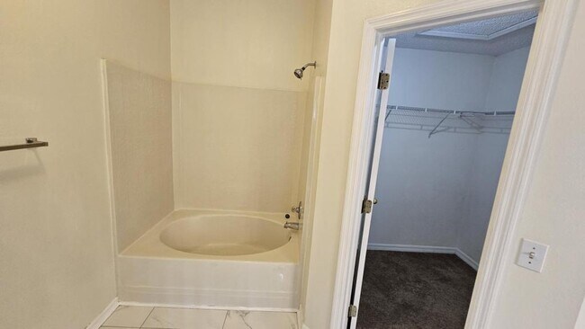 Building Photo - 2410 Stratford Pointe Dr