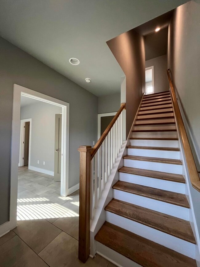 Building Photo - 976 Youngs Ln