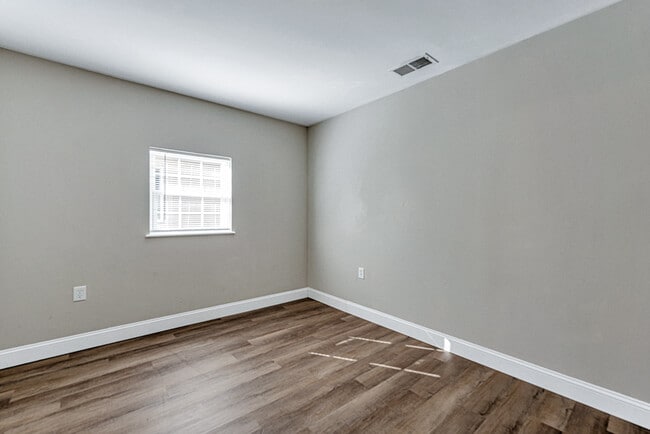 Building Photo - 1400 Riverside Dr