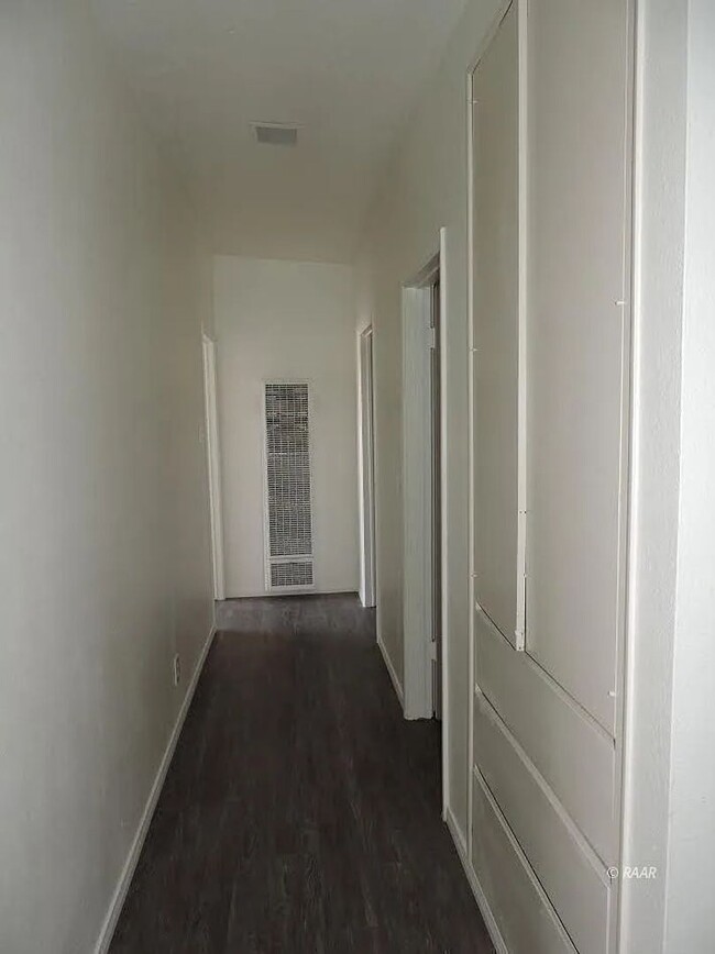Building Photo - 409 N Sanders St
