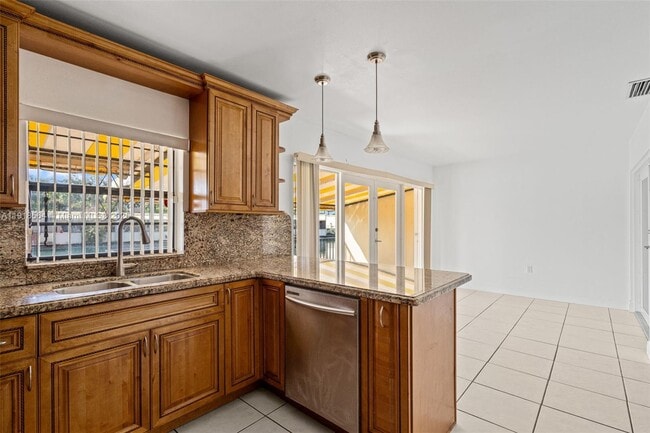 Building Photo - 15504 Sharpecroft Dr