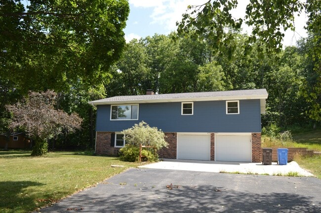 Building Photo - 1870 Sand Ridge Ct