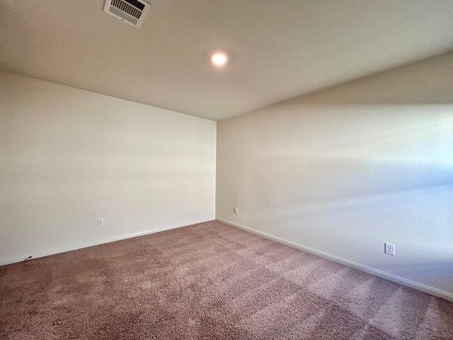 Building Photo - Comfortable 3 Bed / 2 Bath Home with Washer & Dryer and 2-Car Garage