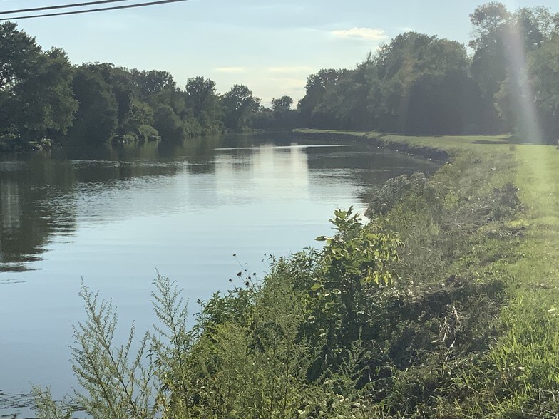 Building Photo - 4444 Main St