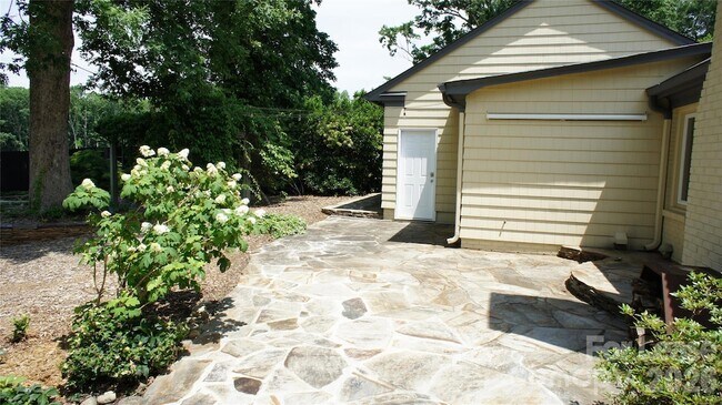 Building Photo - 4400 Woods End Ln