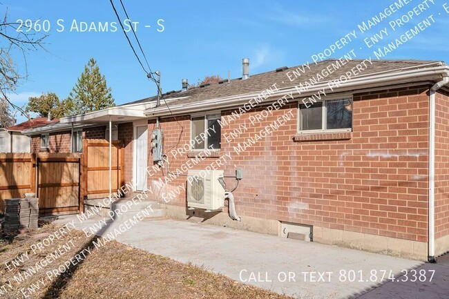 Building Photo - Cozy 2 Bed, 1 Bath Home with Modern Floors...