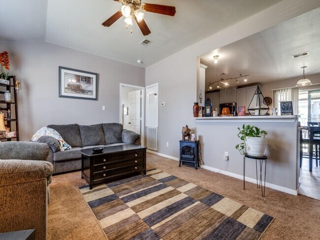 Building Photo - 9651 Oak Hill Dr