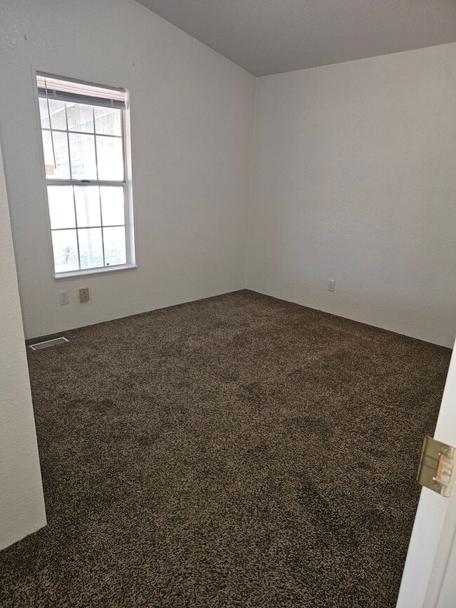 Building Photo - LARGE 4 BED HOME IN HORSESHOE RANCH ESTATES