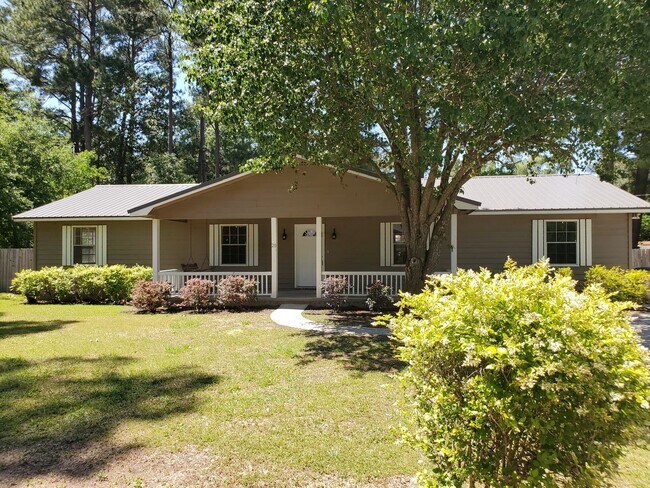 Building Photo - NEWLY RENOVATED- MOVE IN SPECIAL 300.00 OF...