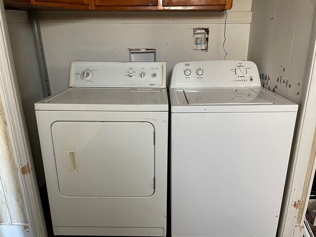 Building Photo - 390 Cedar St