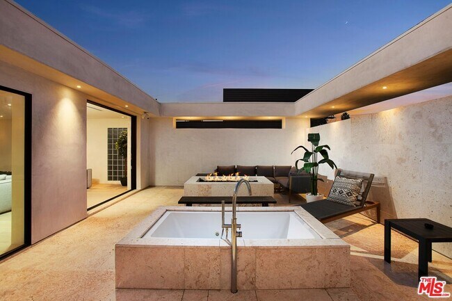 Building Photo - 508 N Sweetzer Ave